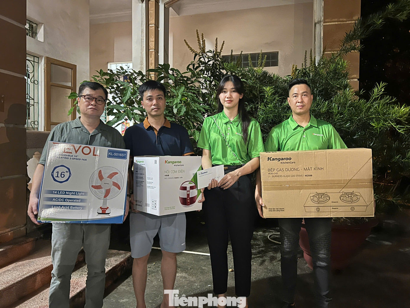 Trường hợp anh Trần Minh Tuấn, 41 tuổi, (phường Minh Tân, TP Yên Bái) được đoàn trao tận tay tại tỉnh đoàn Yên Bái. Ngôi nhà của anh Tuấn bị đất đá sau đồi sạt lở làm bùn đất trôi dạt vào nhà. Đất đá lở ken đặc khiến căn nhà bị cô lập. Hiện gia đình anh không thể sinh sống được tại đó và đang phải ở nhờ nhà người thân.