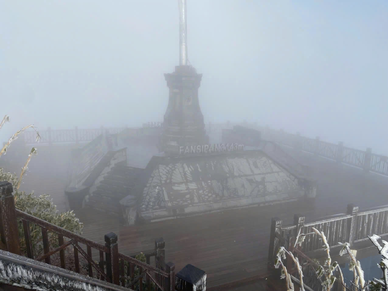 Sáng 5/1, trao đổi với PV Tiền Phong, đại diện truyền thông Fansipan Legend cho biết, khoảng 6h sáng cùng ngày, nhiệt độ tại đỉnh Fansipan xuống 0 độ, xuất hiện lớp băng dày phủ kín mặt đỉnh, cành cây, ngọn cỏ.