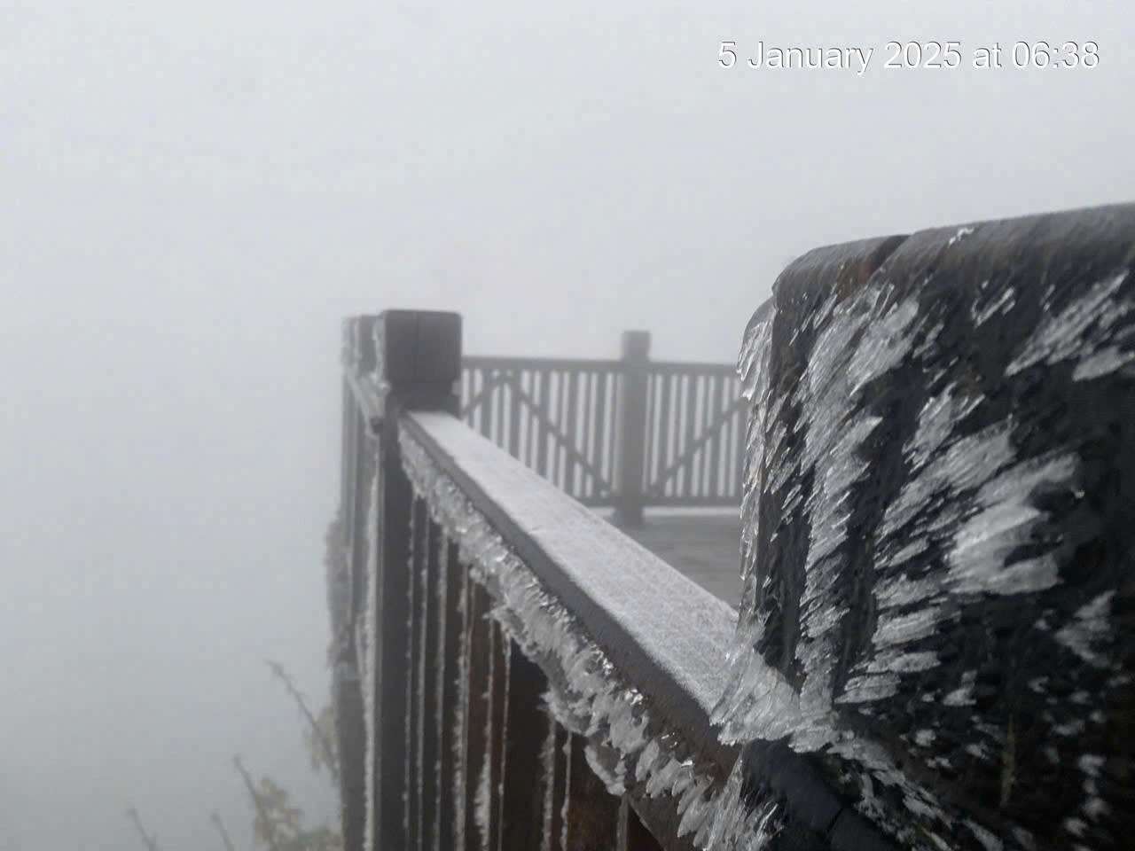 Theo dự báo, nhiệt độ trên đỉnh Fansipan tiếp tục ở mức thấp trong những ngày đầu năm 2025, hiện tượng băng giá có thể xuất hiện vào buổi sáng. Đây là dịp để du khách trải nghiệm hiện tượng thời tiết hiếm thấy này.