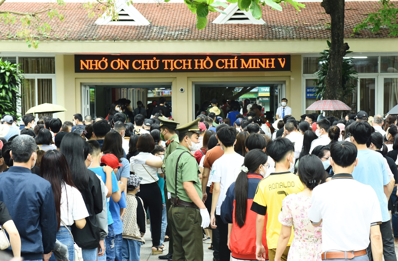 Theo Ban quản lý Lăng Chủ tịch Hồ Chí Minh, chỉ riêng trong sáng 30/4, có gần 24.000 người tới Lăng, viếng Chủ tịch Hồ Chí Minh, trong đó có 1.130 du khách nước ngoài.