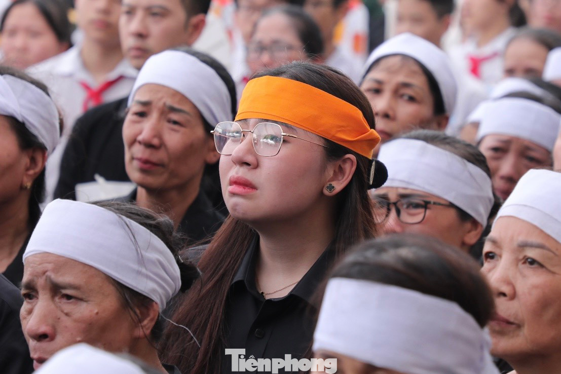 Người dân nghẹn ngào trong giây phút tiễn đưa Tổng Bí thư Nguyễn Phú Trọng.