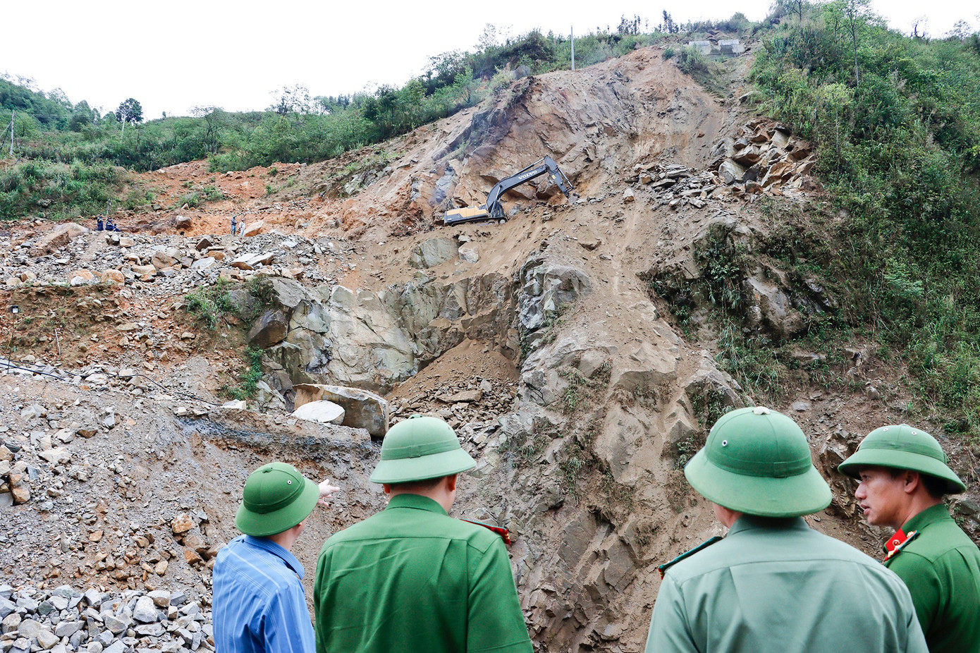 Đại tá Nguyễn Viết Giang, Giám đốc Công an tỉnh Lai Châu đã trực tiếp xuống hiện trường chỉ đạo công tác tìm kiếm, cứu hộ, cứu nạn. Đại tá Nguyễn Viết Giang, Giám đốc Công an tỉnh Lai Châu đã trực tiếp xuống hiện trường chỉ đạo công tác tìm kiếm, cứu hộ, cứu nạn.