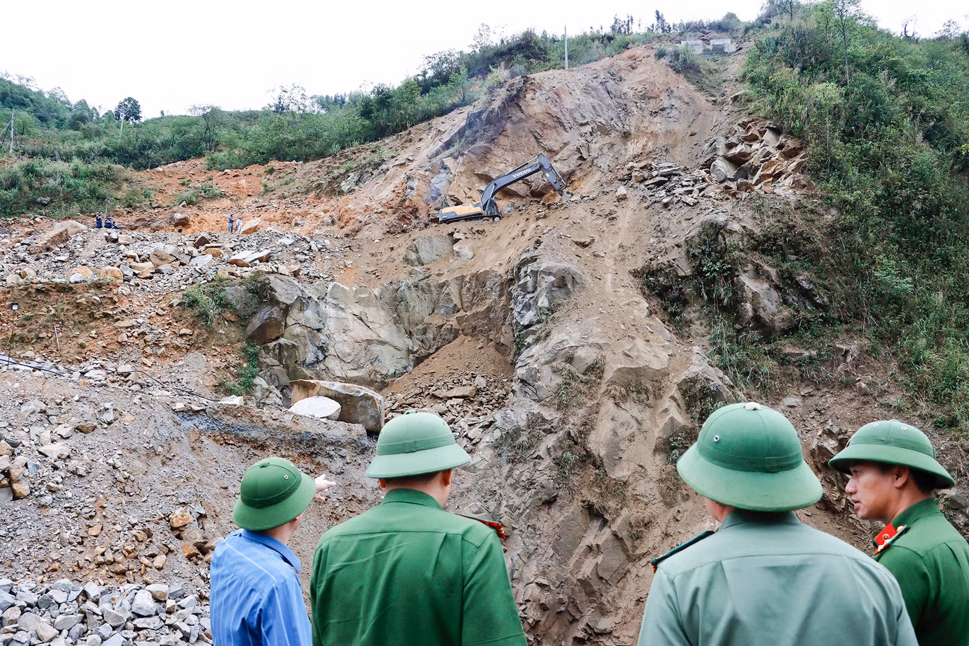 Đại tá Nguyễn Viết Giang, Giám đốc Công an tỉnh Lai Châu đã trực tiếp xuống hiện trường chỉ đạo công tác tìm kiếm, cứu hộ, cứu nạn.