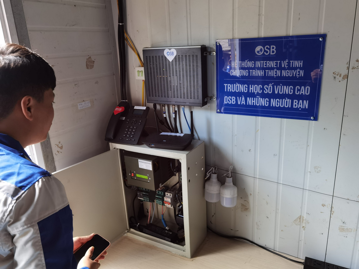 Bộ truyền thu sóng vệ tinh, cùng thiết bị điện thoại cố định.