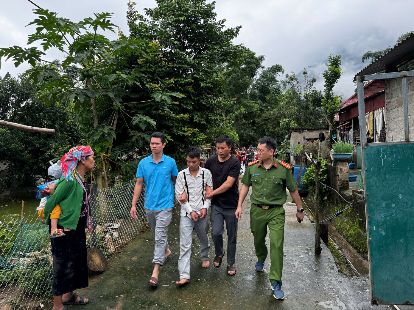 Lực lượng Công an bắt giữ đối tượng Hoàng Văn Tình.