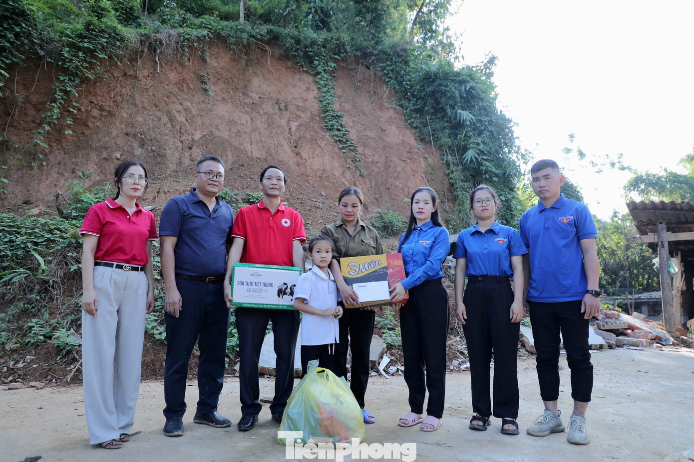 Đoàn trao tặng quà của bạn đọc báo Tiền Phong tới gia đình chị Mai.