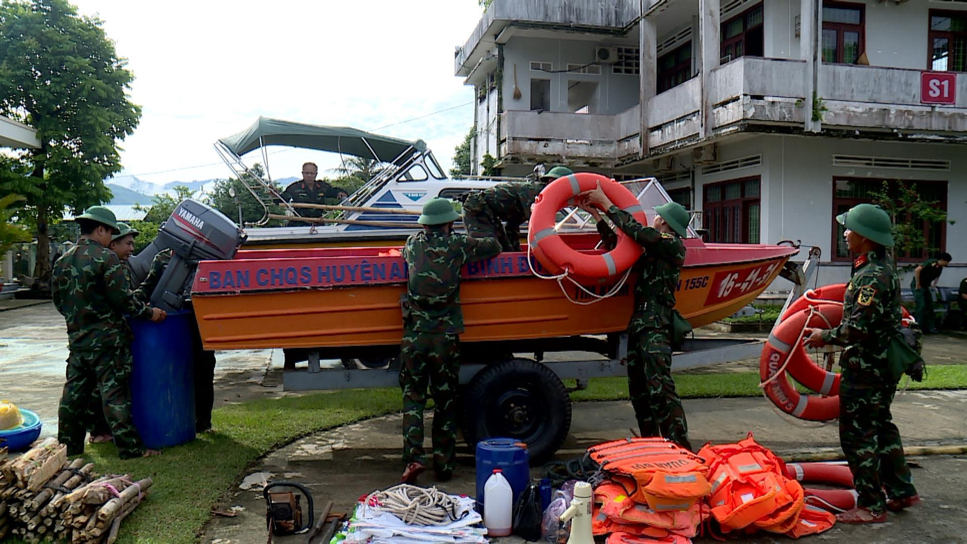 Ban CHQS huyện An Lão (Bình Định) triển khai phương tiện ứng phó Bão số 4.
