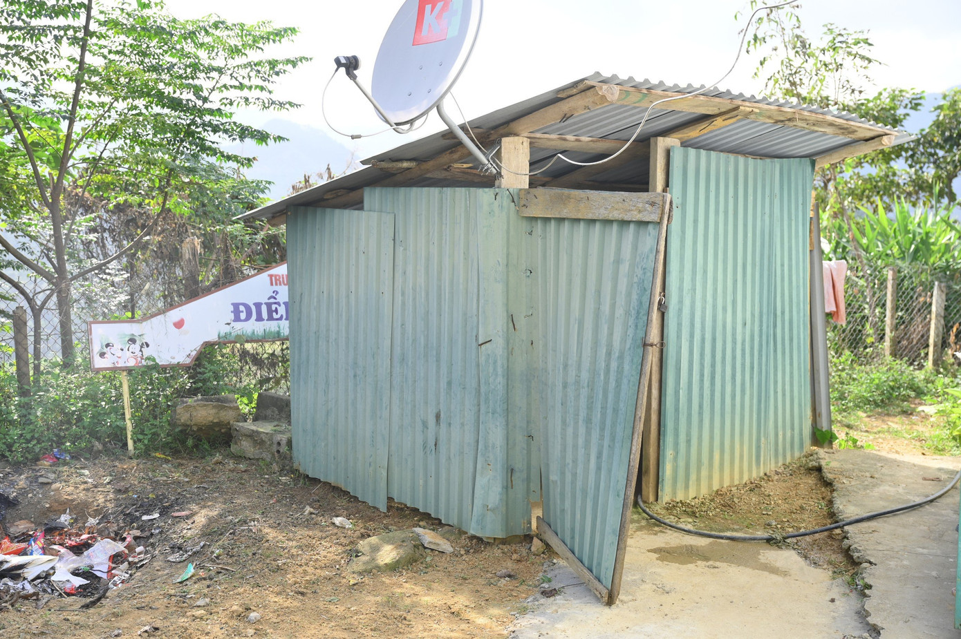 Nhà vệ sinh không đủ tiêu chuẩn, không bồn rửa tay.