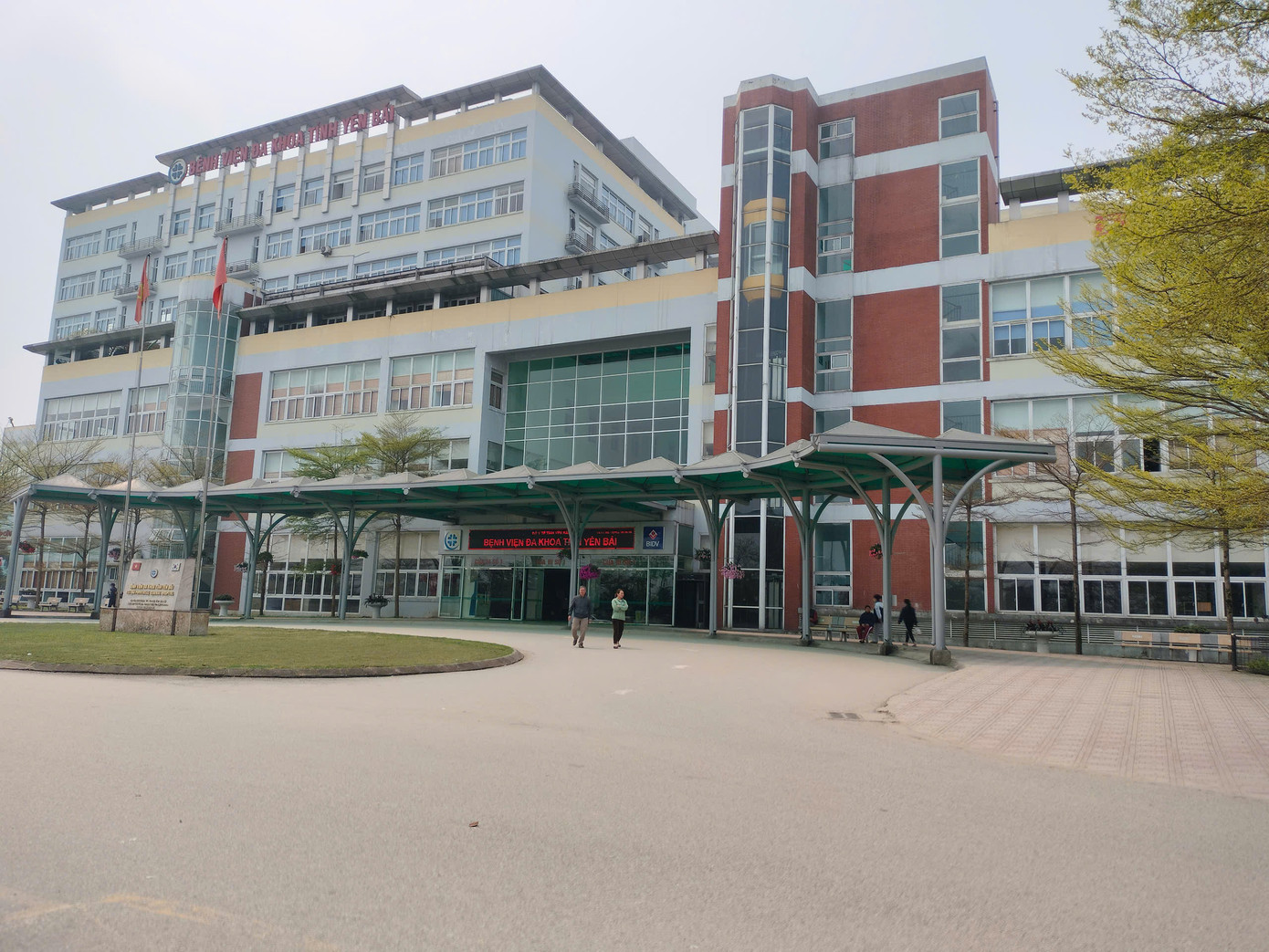 UBND tỉnh Yên Bái vừa ban hành quyết định tổ chức lại Bệnh viện Đa khoa tỉnh. Theo đó, từ ngày 1/4, các bệnh viện chuyên khoa gồm bệnh viện Sản Nhi, bệnh viện Tâm thần, bệnh viện Phổi, bệnh viện Y học cổ truyền - Phục hồi chức năng, bệnh viện Nội tiết sẽ thành các đơn vị trực thuộc Bệnh viện Đa khoa tỉnh Yên Bái. Bệnh viện Đa khoa tỉnh Yên Bái là đơn vị sự nghiệp y tế công lập trực thuộc Sở Y tế tỉnh Yên Bái; chấp hành sự quản lý, chỉ đạo trực tiếp của Sở Y tế tỉnh Yên Bái.