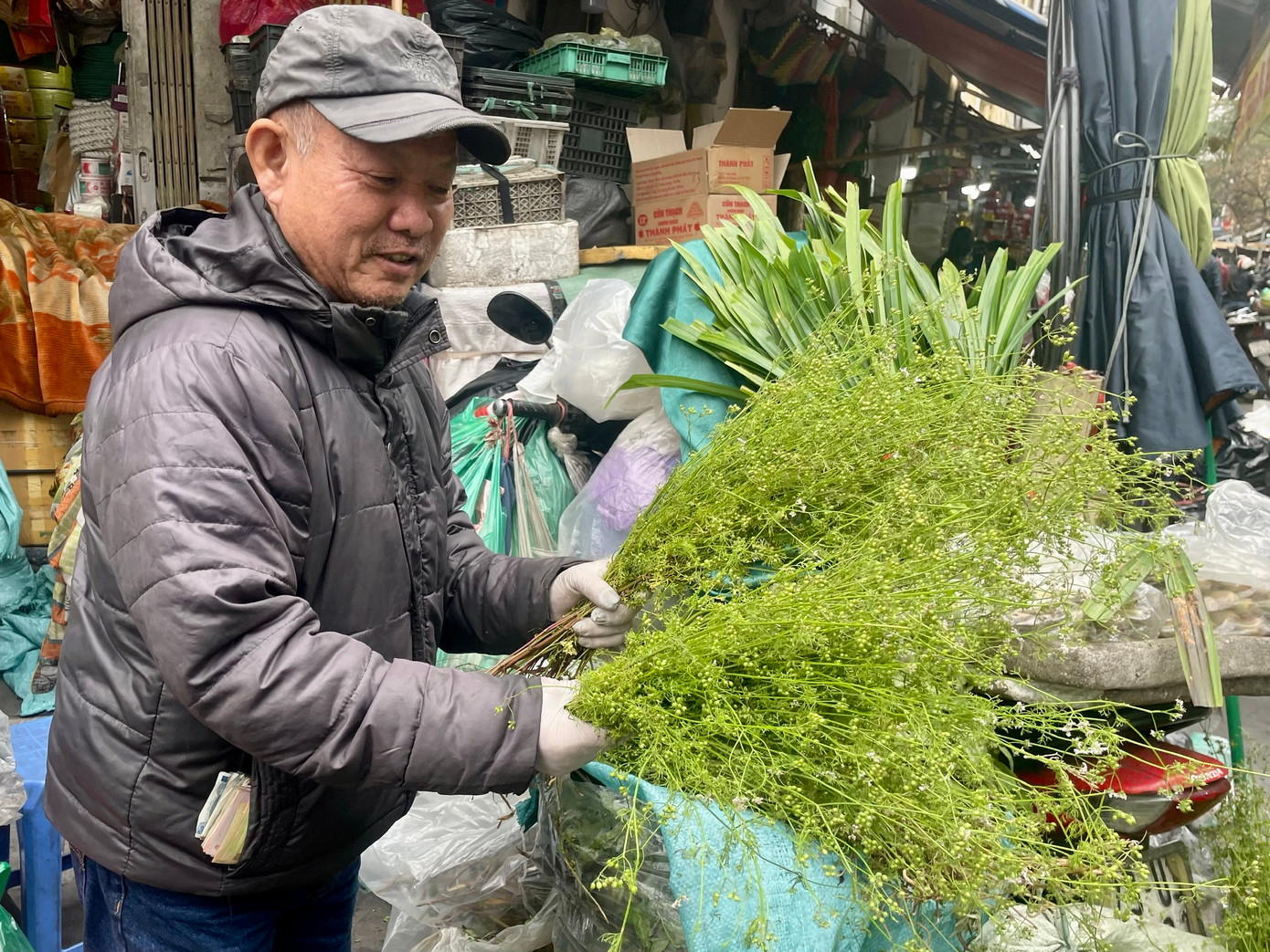 Mùi già được bày bán theo bó, hoặc bán lẻ theo cân, tùy nhu cầu.