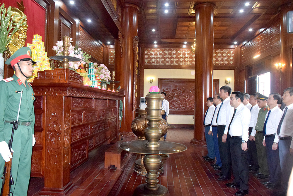 Ông Trần Huy Tuấn - Bí thư Tỉnh ủy Yên Bái, và các đồng chí lãnh đạo tỉnh dâng hương tưởng niệm Chủ tịch Hồ Chí Minh. Ông Trần Huy Tuấn - Bí thư Tỉnh ủy Yên Bái, và các đồng chí lãnh đạo tỉnh dâng hương tưởng niệm Chủ tịch Hồ Chí Minh.