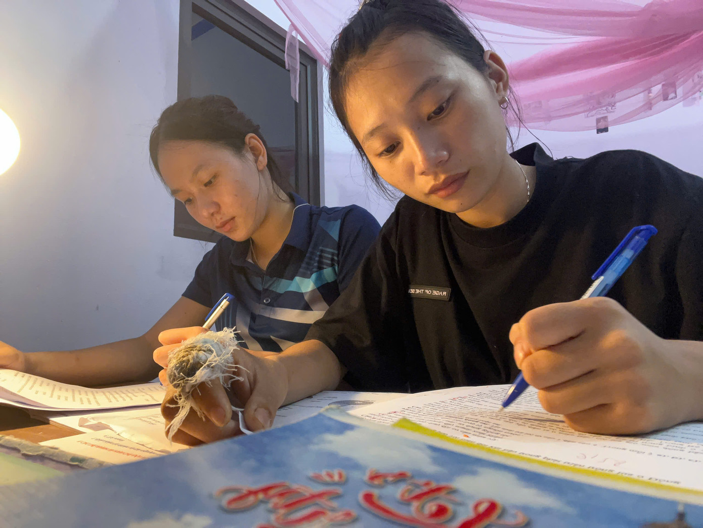 Em Trần Khánh Linh cùng bạn ôn thi tại nhà trọ trước ngày thi đầu tiên.