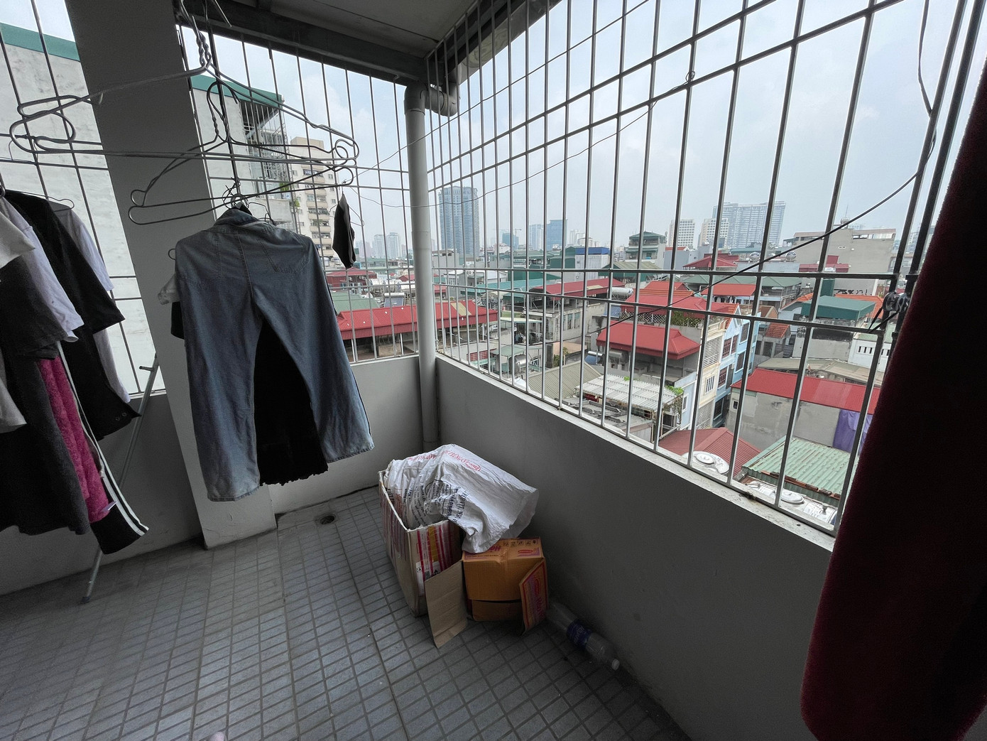 Sân phơi, một nơi có thể trú thân, thoát thân cũng quây khung sắt kín mít... Sân phơi, một nơi có thể trú thân, thoát thân cũng quây khung sắt kín mít...