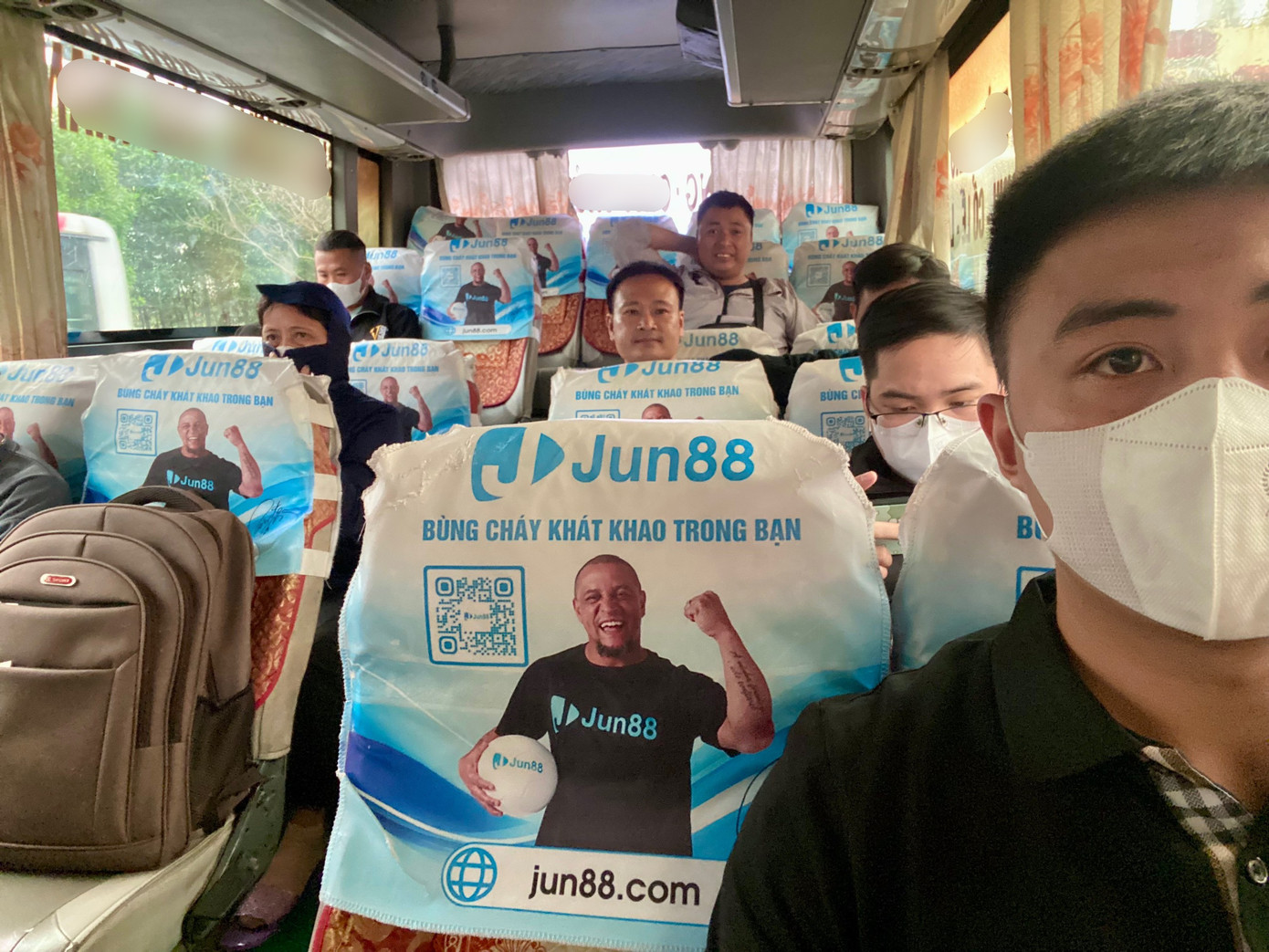 Tất cả vị trí ghế ngồi của hàng trăm xe khách bọc quảng cáo cờ bạc.