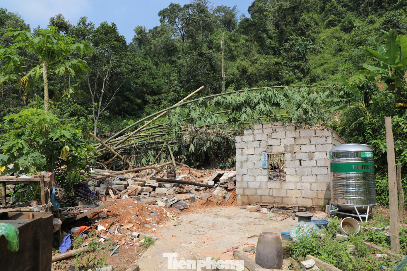 Sau lễ tang, bàn thờ anh Lập cũng chưa thể đưa về đây mà phải chờ xây dựng căn nhà mới. "Đêm hôm đó, vợ chồng tôi không thể ngủ vì trời mưa rất lớn. Khoảng 5h sáng, tôi dậy ra sân thì cây cối, đất đá ụp xuống nhà. Chồng tôi không chạy kịp", chị Nết kể lại. Căn nhà đổ nát, hoang tàn do sạt lở, cây cối đổ rạp.