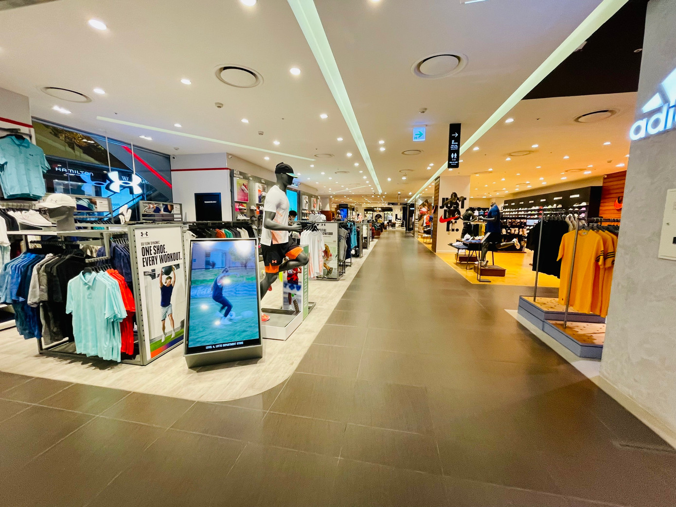 Khu vực dành cho gian hàng thời trang khá vắng khách qua lại.