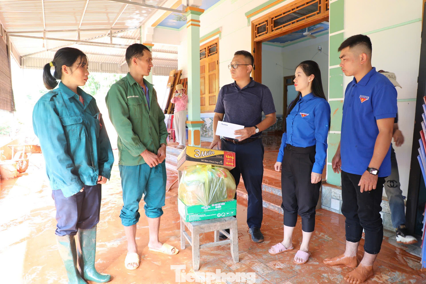 Nhà báo Hồ Sỹ Lực, Phó trưởng Ban Bạn đọc và công tác xã hội báo Tiền Phong, đại diện đoàn thiện nguyện trao ủng hộ cho gia đình anh Cuối.