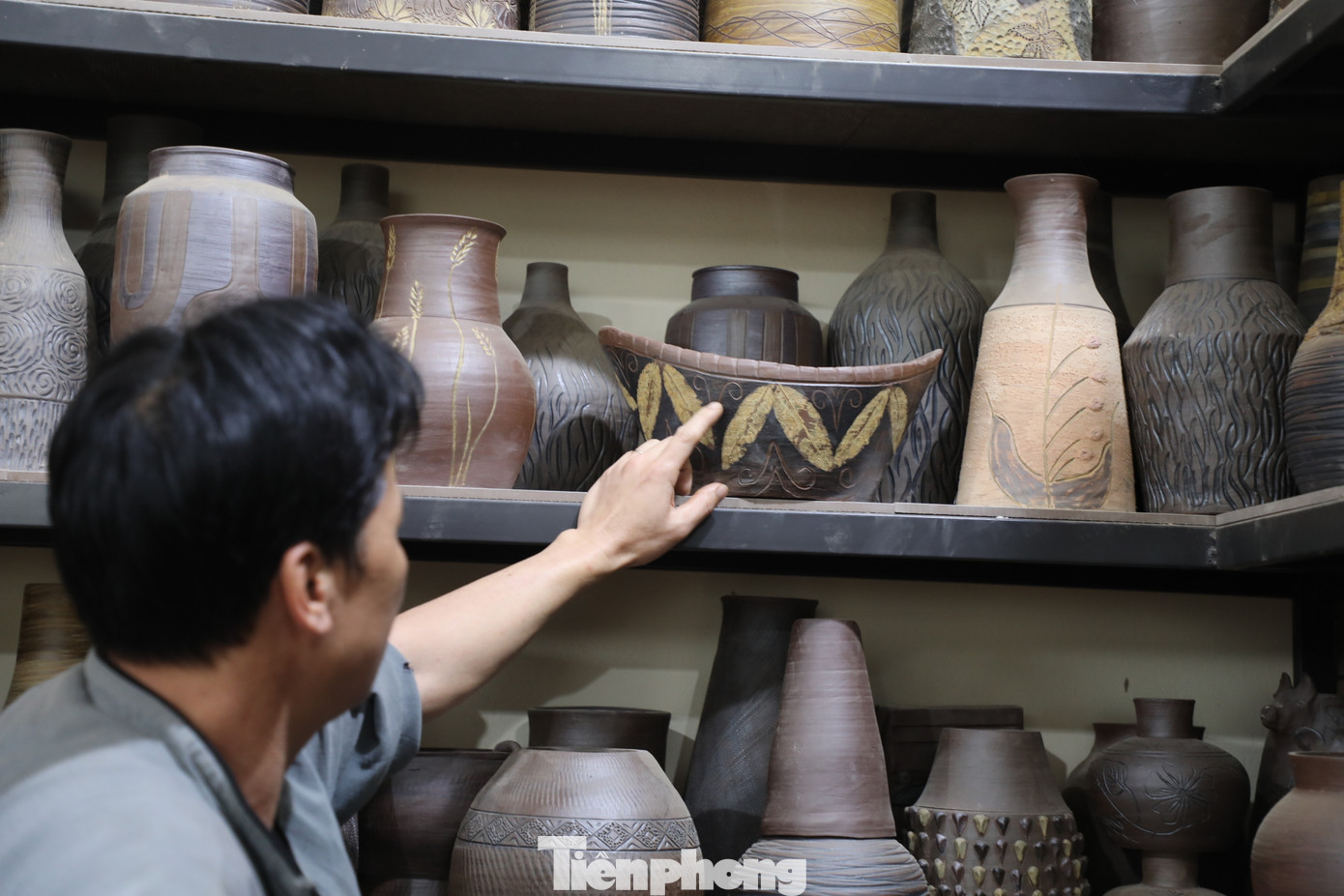 Nghệ nhân Nguyễn Giang Anh, 47 tuổi, cho biết, hoa văn trên sản phẩm được phối từ mảng đất có màu sắc khác nhau.