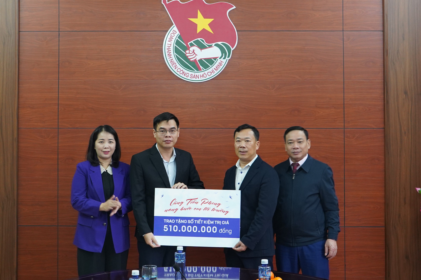 Nhà báo Nguyễn Minh Tuấn, thay mặt báo Tiền Phong trao 17 sổ tiết kiệm cho các em học sinh mồ côi, có hoàn cảnh khó khăn do bão Yagi gây ra. Nhà báo Nguyễn Minh Tuấn, thay mặt báo Tiền Phong trao 17 sổ tiết kiệm cho các em học sinh mồ côi, có hoàn cảnh khó khăn do bão Yagi gây ra.