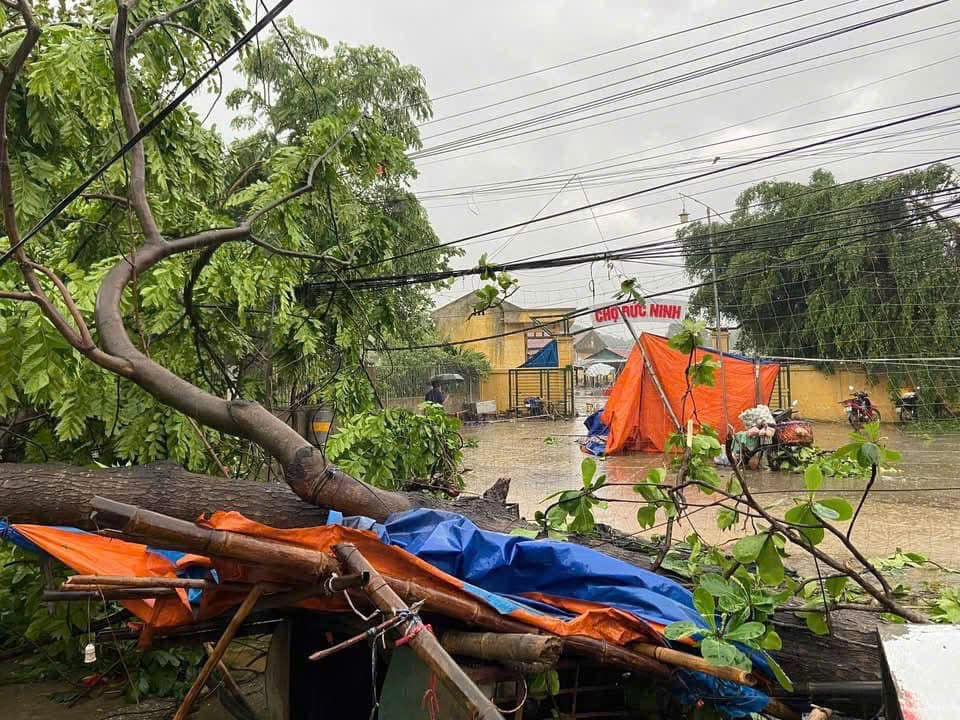 Lốc xoáy làm sập, tốc mái nhà nhiều hộ dân tại tỉnh Tuyên Quang. Ảnh: NDCC. Lốc xoáy làm sập, tốc mái nhà nhiều hộ dân tại tỉnh Tuyên Quang. Ảnh: NDCC.