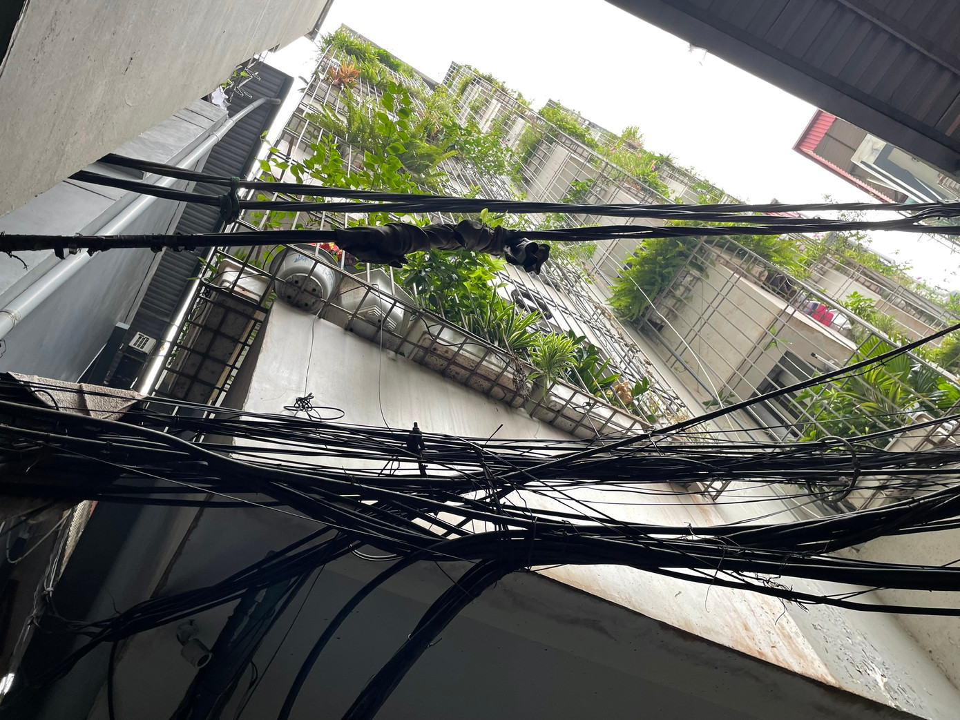 Trong ảnh là mặt tiền chung cư mini Blue Home ở gần đó. Hai chung cư mini này được thiết kế tương tự nhau. Trong ảnh là mặt tiền chung cư mini Blue Home ở gần đó. Hai chung cư mini này được thiết kế tương tự nhau.