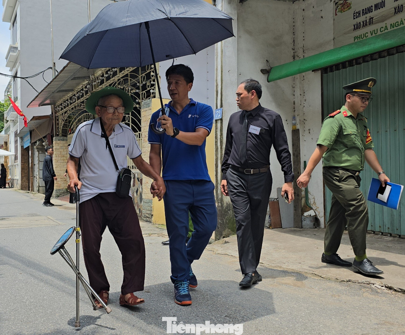 Ông Đinh Văn Lý, 90 tuổi, đi từ trung tâm Hà Nội sang để viếng Tổng Bí thư Nguyễn Phú Trọng.