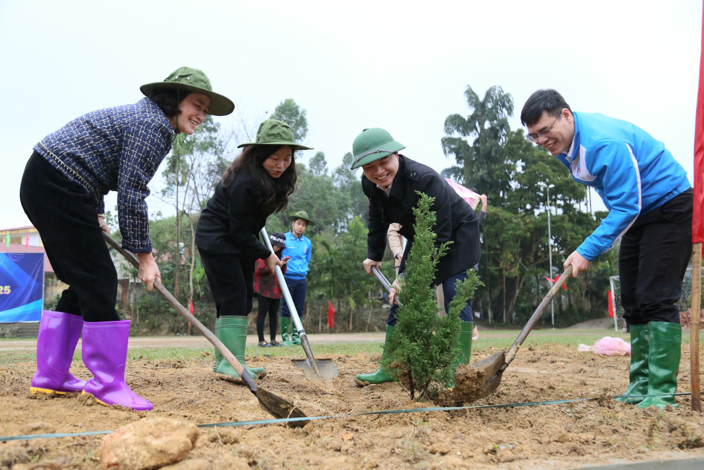 Ra quân trồng cây xanh, đắp lề đường. Ra quân trồng cây xanh, đắp lề đường.