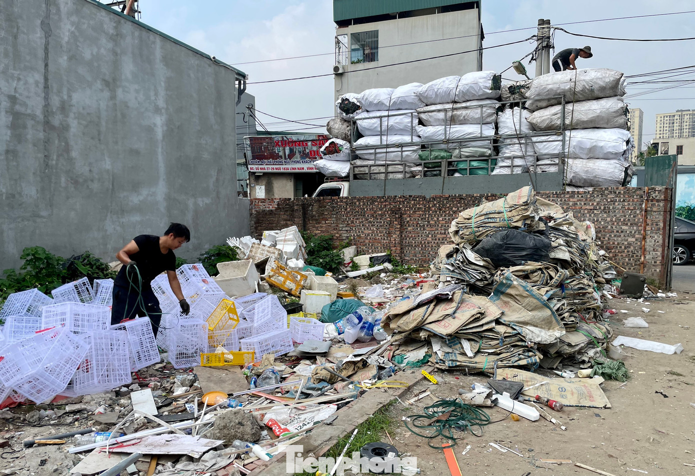 Đây là bãi phế liệu ngoài trời, thu gom đủ các chủng loại dễ cháy.