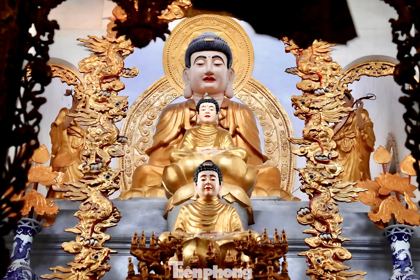 Bên trong Ngôi Tam Bảo thờ tượng Phật Thích Ca Mâu Ni rất lớn, cao 4 m, ngang 3,5 m sơn son thếp vàng trên nền gỗ bạch đàn, ngự giữa toà sen trong tư thế nhập Thiền. Hai bên tượng Phật Thích Ca Mâu Ni là Văn Thù Bồ tát và Phổ Hiền Bồ tát, phía dưới là Tam Thế Phật, Phật 3 thời: Quá khứ, hiện tại và vị lai. Ban thờ tượng Đức Thánh Tổ Nguyễn Minh Không ngự ở cung cấm, phía sau lưng tượng Phật Thích Ca. Tôn tượng của ngài được tạc từ thế kỷ XII đời nhà Lý, hiện nay mỗi năm chỉ mở cung cấm một lần vào dịp chính hội để tắm và thay áo Thánh.