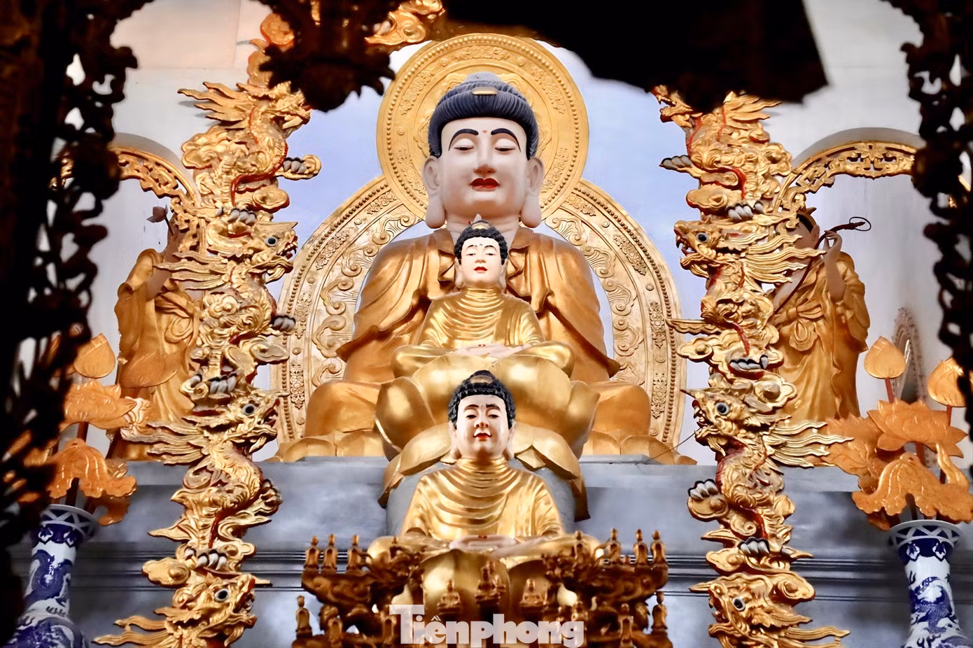 Bên trong Ngôi Tam Bảo thờ tượng Phật Thích Ca Mâu Ni rất lớn, cao 4 m, ngang 3,5 m sơn son thếp vàng trên nền gỗ bạch đàn, ngự giữa toà sen trong tư thế nhập Thiền. Hai bên tượng Phật Thích Ca Mâu Ni là Văn Thù Bồ tát và Phổ Hiền Bồ tát, phía dưới là Tam Thế Phật, Phật 3 thời: Quá khứ, hiện tại và vị lai. Ban thờ tượng Đức Thánh Tổ Nguyễn Minh Không ngự ở cung cấm, phía sau lưng tượng Phật Thích Ca. Tôn tượng của ngài được tạc từ thế kỷ XII đời nhà Lý, hiện nay mỗi năm chỉ mở cung cấm một lần vào dịp chính hội để tắm và thay áo Thánh.