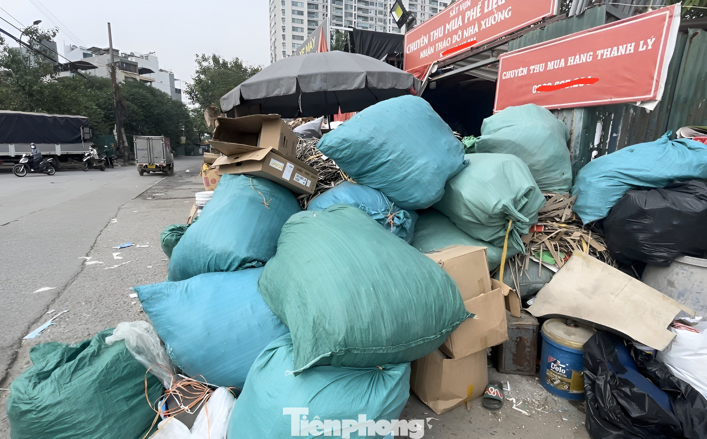 Những bao tải phế liệu chất đống lấn chiếm cả lòng đường.