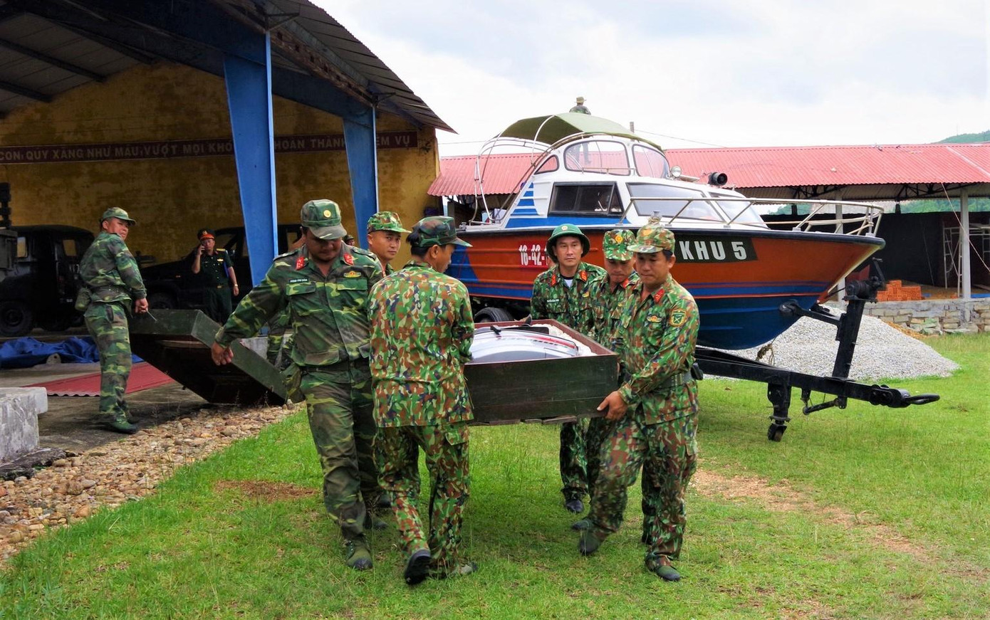 Cán bộ, chiến sĩ Sư đoàn 307 huy động phương tiện, sẵn sàng ứng cứu nhân dân.