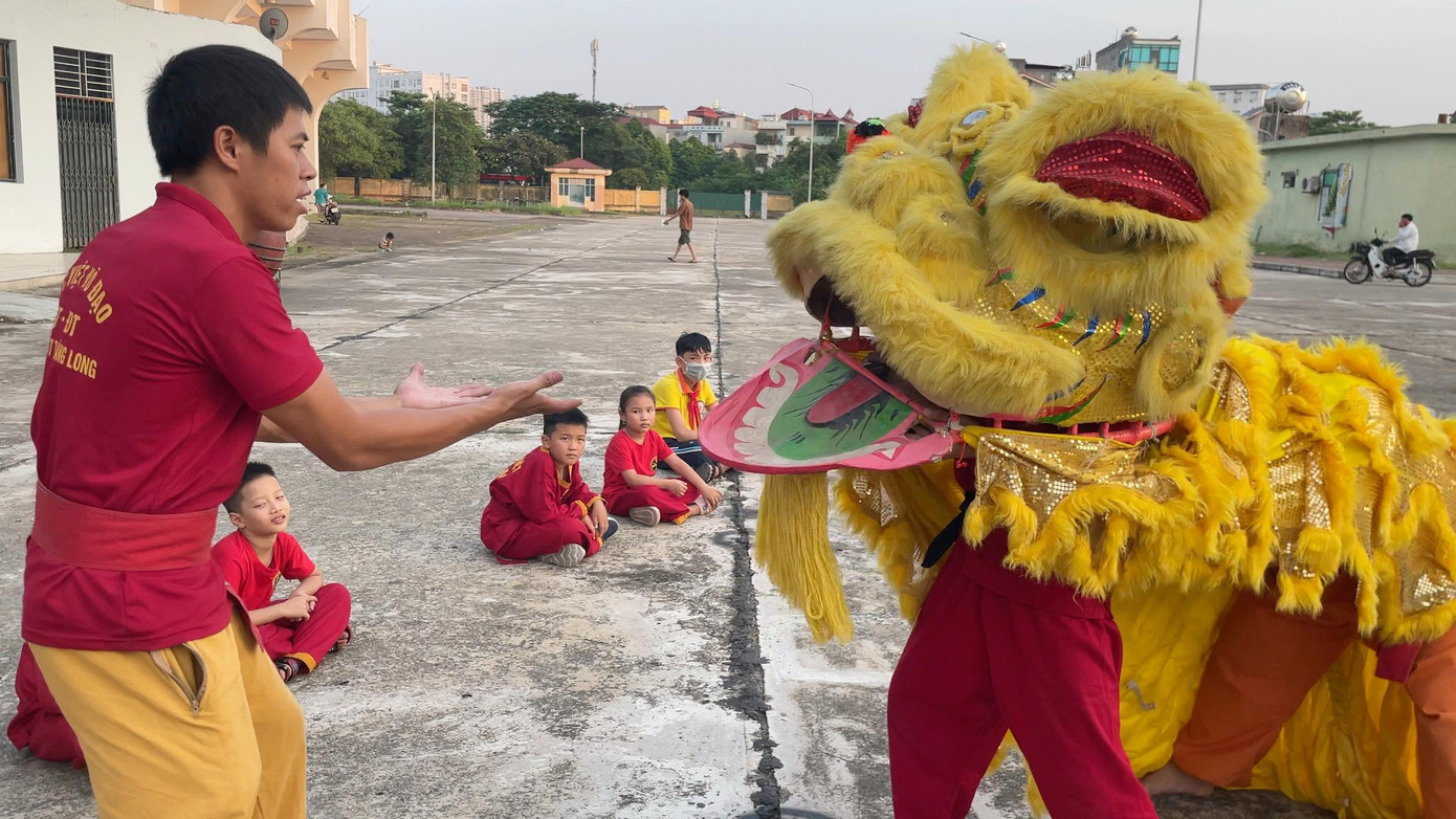 Anh Vũ Thanh Tùng, Giám đốc cơ sở dạy võ này cho hay, từ khi thành lập đến nay, cứ mỗi dịp Trung thu, võ đường lại tổ chức cho các em các hoạt động, các tiết mục và kỹ thuật về lân. “Anh em trong trung tâm không chỉ am hiểu về võ thuật mà đã tìm hiểu, nghiên cứu và thực hành nhiều về múa lân nên đủ khả năng truyền thụ cho các em”, anh Tùng nói.