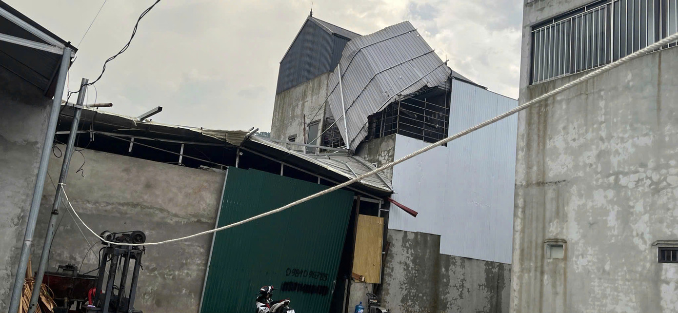 Nhiều ngôi nhà bị tốc mái. Ảnh: NDCC. Nhiều ngôi nhà bị tốc mái. Ảnh: NDCC.