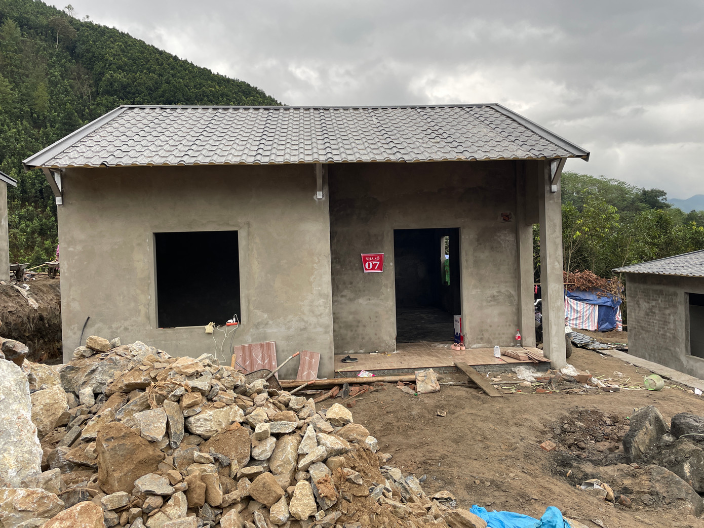 Các căn nhà có diện tích khoảng 60m2, với 3 phòng ngủ, 1 phòng khách, 1 nhà bếp và công trình phụ.