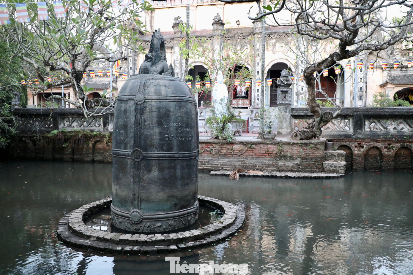 Chùa Cổ Lễ lưu giữ một “báu vật” mang tên Đại Hồng Chung (chuông) do Hòa thượng Thích Thế Long cho đúc vào năm 1936. Chuông nặng 9 tấn, cao 4,2 m, đường kính 2,2 m, thành dày 8 cm nằm giữa hồ trước Chính cung. Miệng chuông có họa tiết hình cánh sen, thân có họa tiết hoa lá, sông nước và một số văn tự bằng chữ Nho. Đây là một trong những quả chuông lớn nhất Việt Nam thời điểm đó. Đề phòng sự phá hoại của giặc, nhân dân trong vùng đem dìm quả chuông xuống hồ. Đến năm 1954, chuông mới được trục vớt và được đặt trên bệ đá cho du khách tham quan từ đó đến nay.