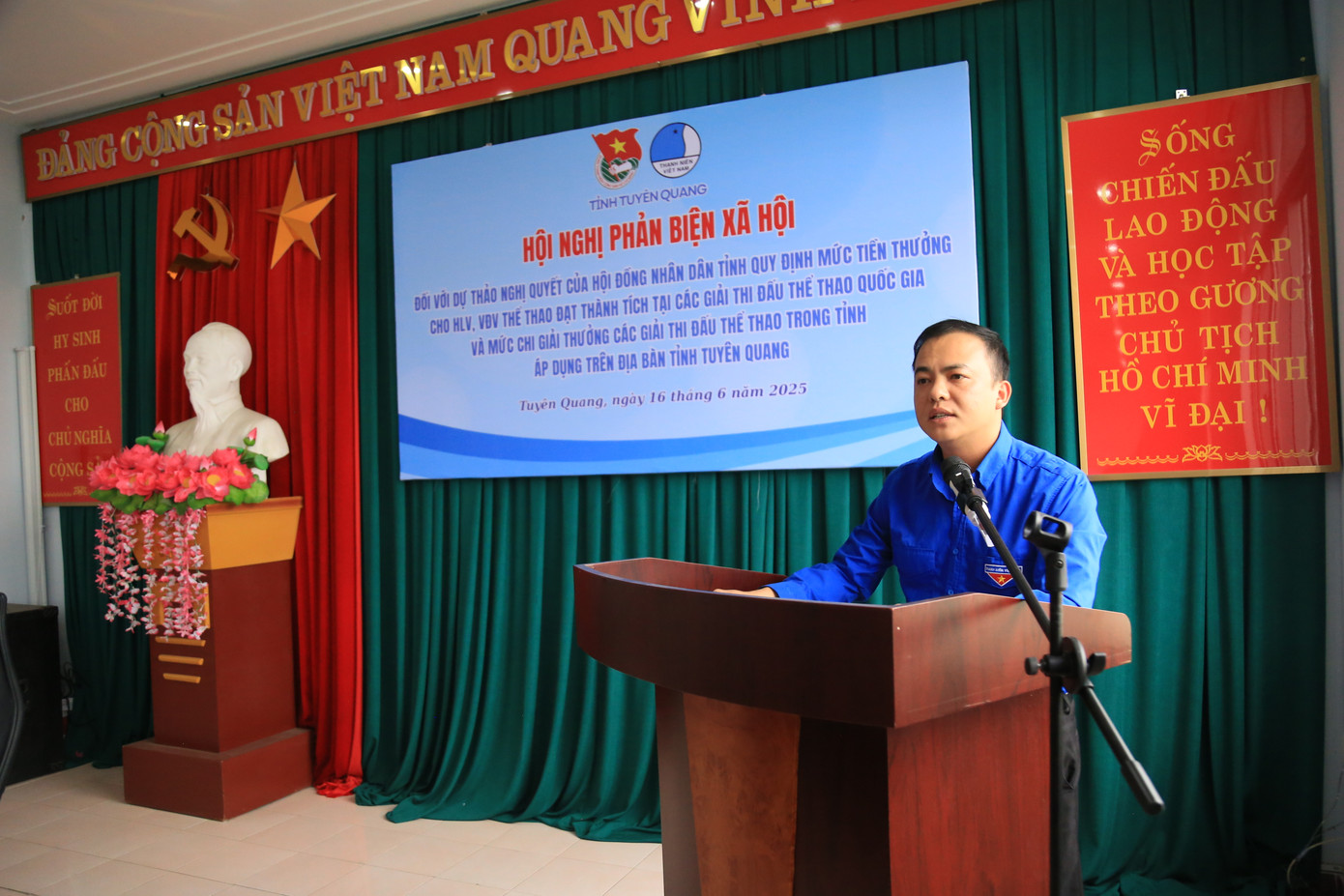 Anh Hoàng Trần Trung - Phó Bí thư, Chủ nhiệm Ủy ban kiểm tra Tỉnh Đoàn Tuyên Quang phát biểu tại hội nghị.