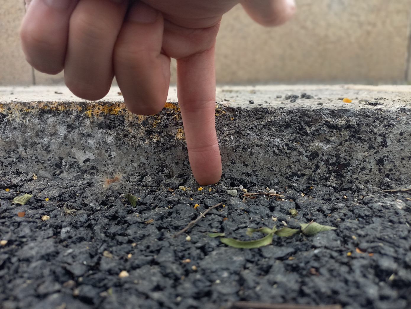 Chị Thịnh, 40 tuổi, một người dân sống ở đây cho biết, đường còn rất mới mà đã đào lên mất cả vẻ đẹp của con đường. Chất lượng đường tất nhiên cũng bị ảnh hưởng.