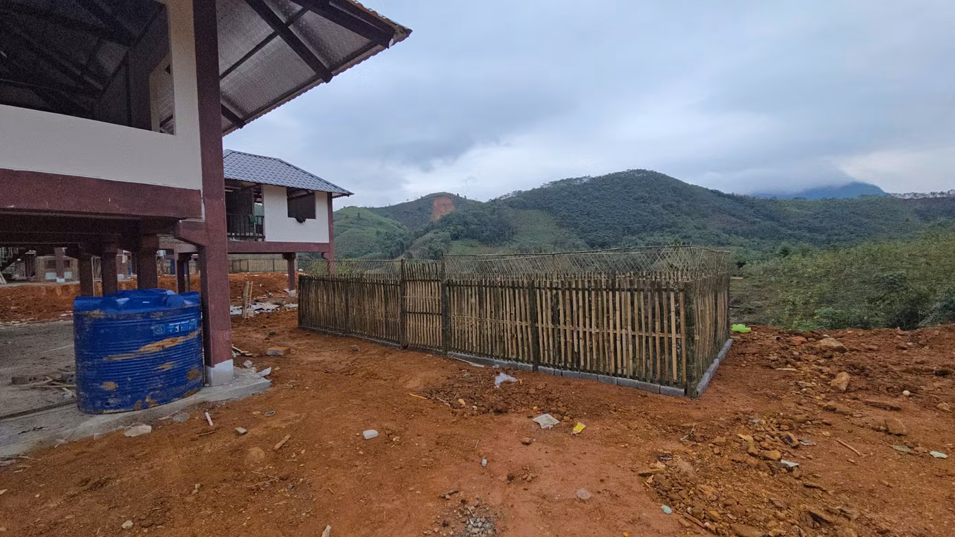 Phía sau mỗi căn nhà ở khu tái định cư, được người dân dựng vườn, trồng rau.