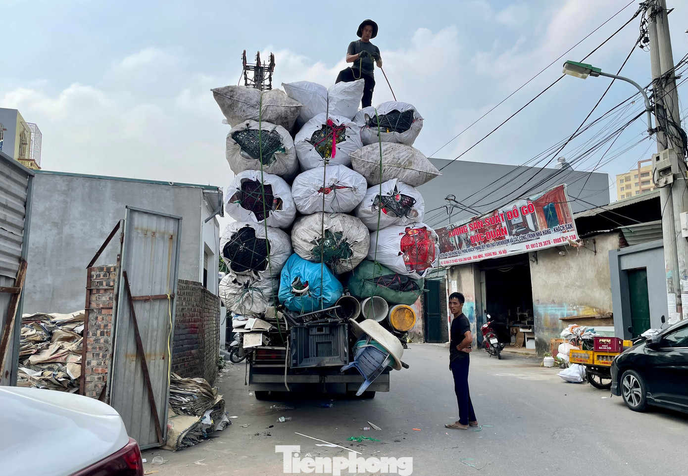 Chuyến xe tải được chất những bao phế liệu cao như núi chuẩn bị xuất bãi trên đường Lĩnh Nam (phường Vĩnh Hưng, quận Hoàng Mai).