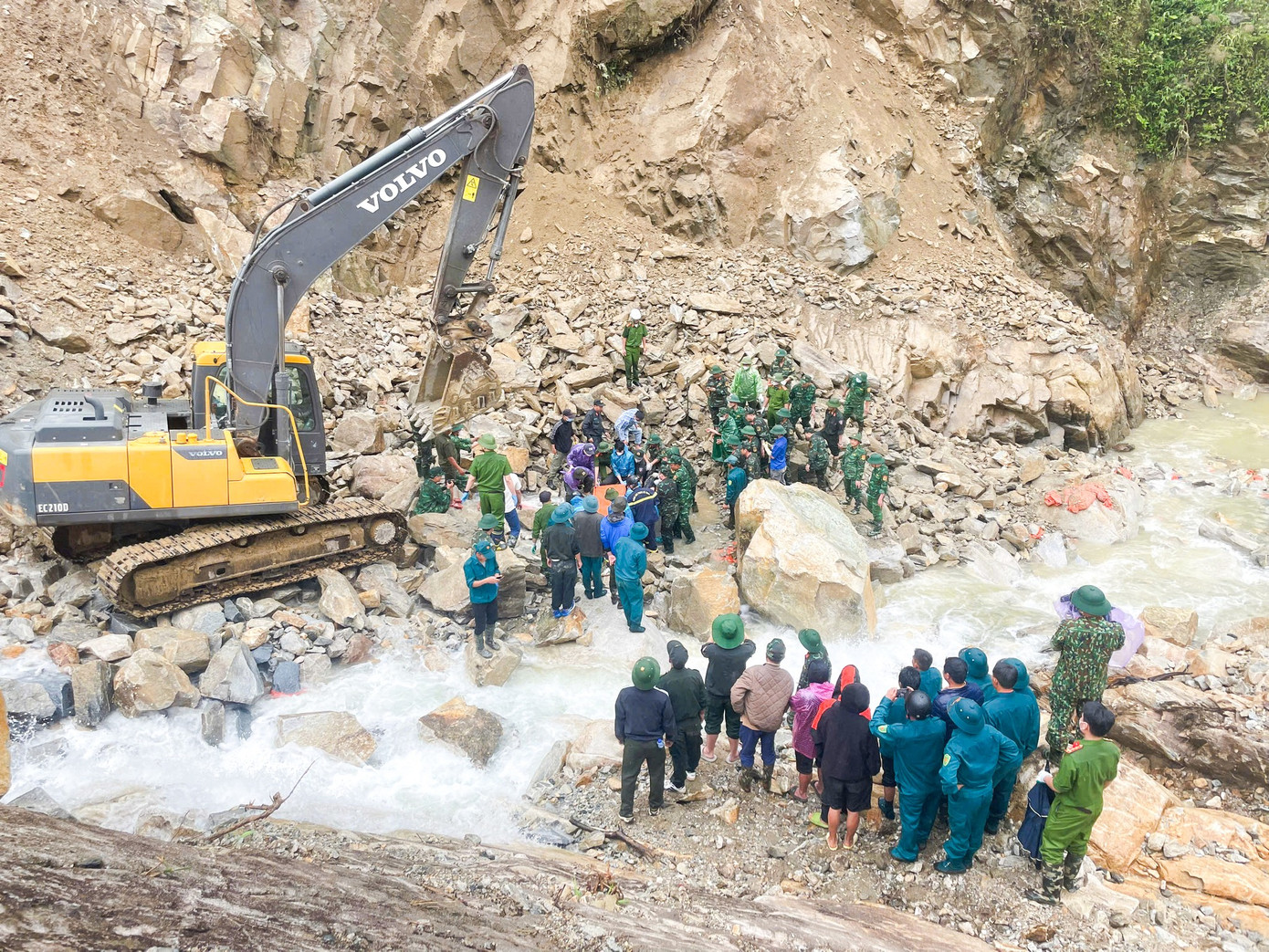 Khoảng 150 cán bộ, chiến sĩ thuộc Công an tỉnh Lai Châu, Bộ Chỉ huy quân sự tỉnh Lai Châu và công nhân đã được huy động đến hiện trường. Khoảng 150 cán bộ, chiến sĩ thuộc Công an tỉnh Lai Châu, Bộ Chỉ huy quân sự tỉnh Lai Châu và công nhân đã được huy động đến hiện trường.