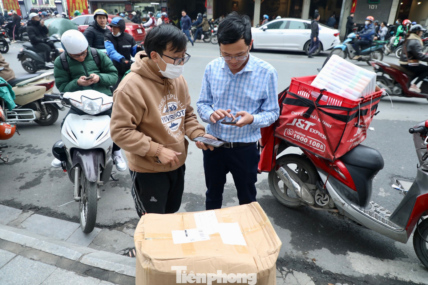 Ông Phạm Bảo Trung cho rằng, xu hướng mua sắm trực tuyến phát triển mạnh từ giai đoạn đại dịch Covid 19 mới xuất hiện. Tới thời điểm hiện nay, tại các đô thị lớn, mua sắm trực tuyến không còn là xu hướng nữa mà trở thành thói quen tiêu dùng của người dân.