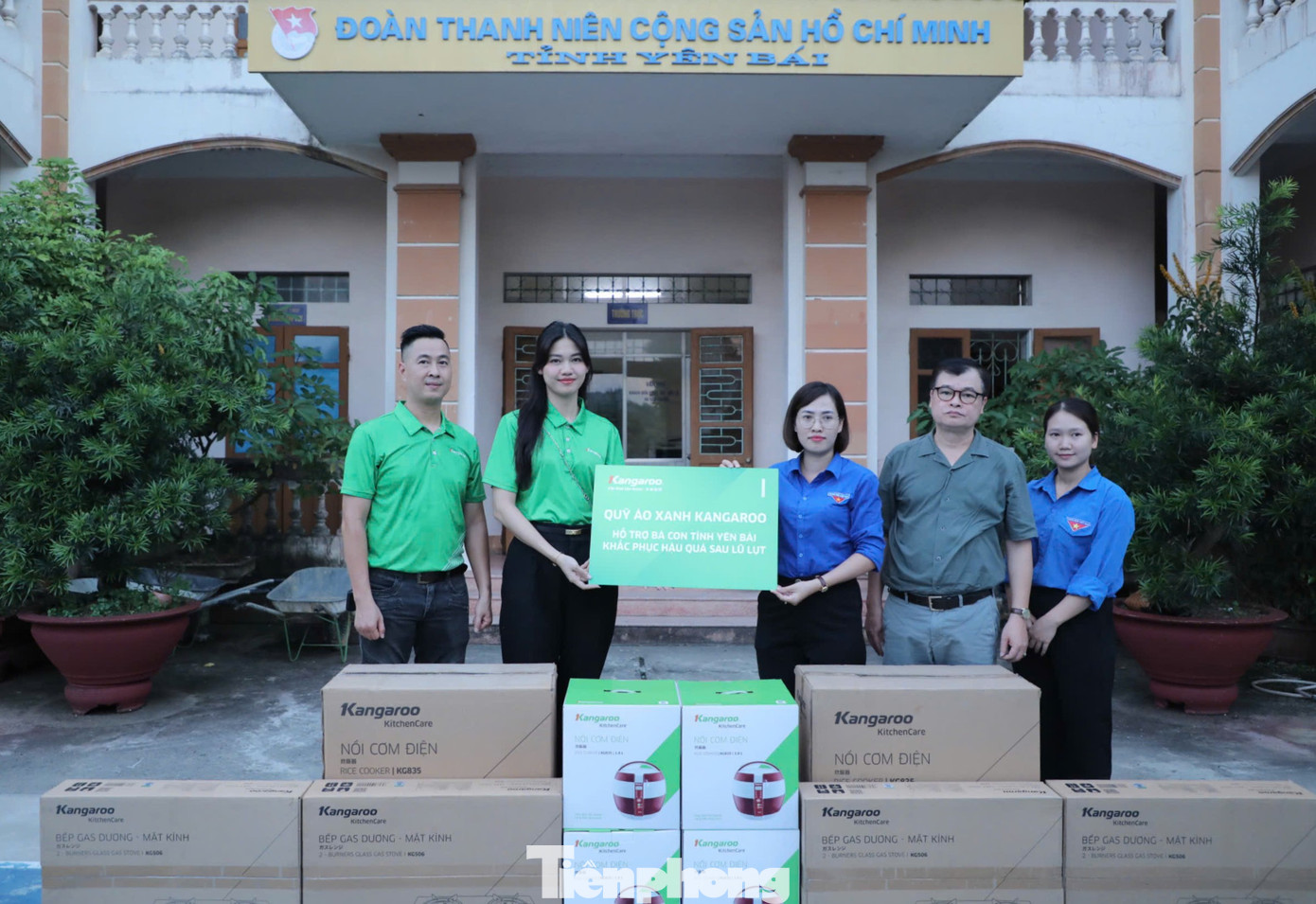 Tại đây, Đại diện tập đoàn Kangaroo gồm Á hậu Ngô Thanh Thanh Tú và ông Nguyễn Thanh Hùng, Chủ tịch Công đoàn Công ty cổ phần liên doanh Kangaroo quốc tế phối hợp cùng báo Tiền Phong do ông Bùi Hữu Lộc đại diện trao tặng 47 bếp ga, 47 nồi cơm và 12 quạt tích điện. Những phần quà sẽ được tỉnh đoàn Yên Bái gửi đến tận tay những hoàn cảnh khó khăn, mất mát sau bão số 3.