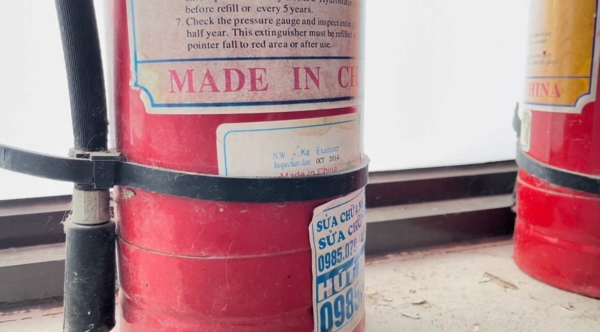Mỗi tầng được trang bị 2 bình cứu hỏa. Trong ảnh là bình cứu hỏa tầng 2, ghi thời gian kiểm tra là tháng 10/2014. Trong khi, theo khoản a, khoản 4, điều 8, tiêu chuẩn quốc gia về phòng cháy và chữa cháy, bình chữa cháy bắt buộc phải kiểm tra 30 ngày/lần. Mỗi tầng được trang bị 2 bình cứu hỏa. Trong ảnh là bình cứu hỏa tầng 2, ghi thời gian kiểm tra là tháng 10/2014. Trong khi, theo khoản a, khoản 4, điều 8, tiêu chuẩn quốc gia về phòng cháy và chữa cháy, bình chữa cháy bắt buộc phải kiểm tra 30 ngày/lần.