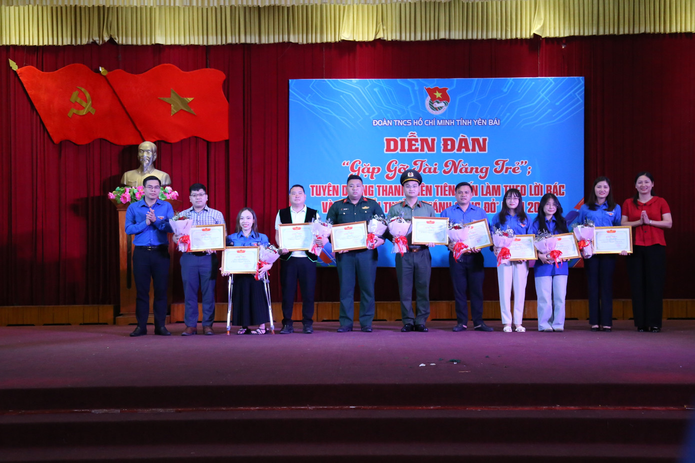 Tỉnh Đoàn Yên Bái tuyên dương, trao bằng khen 10 thanh niên tiên tiến làm theo lời Bác. Tỉnh Đoàn Yên Bái tuyên dương, trao bằng khen 10 thanh niên tiên tiến làm theo lời Bác.