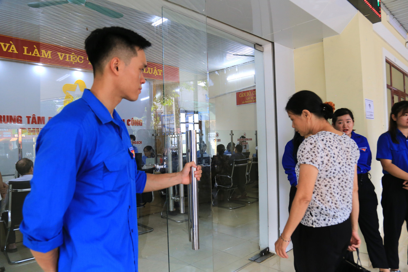 Đội hình tình nguyện tham gia phân luồng, hướng dẫn người dân cập nhật hồ sơ, thực hiện thủ tục hành chính trên Cổng dịch vụ công. Chị Nguyễn Thị Hương (phường Minh Xuân) chia sẻ: “Tôi không quen làm thủ tục trực tuyến, cũng chưa rõ sau sáp nhập, giấy tờ cần bổ sung gì. May có các bạn đoàn viên hướng dẫn nên mọi việc suôn sẻ, nhanh gọn&quot;.