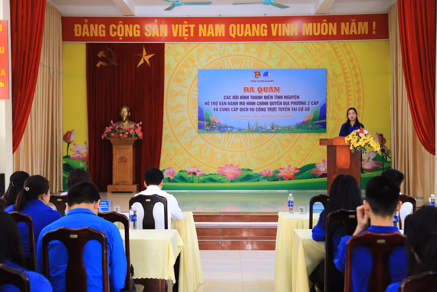 Sáng 7/7, tại Nhà văn hóa phường Minh Xuân, Tỉnh Đoàn Tuyên Quang tổ chức lễ ra quân đội hình thanh niên tình nguyện hỗ trợ chính quyền hai cấp trên toàn tỉnh. Ảnh: Thành Đạt