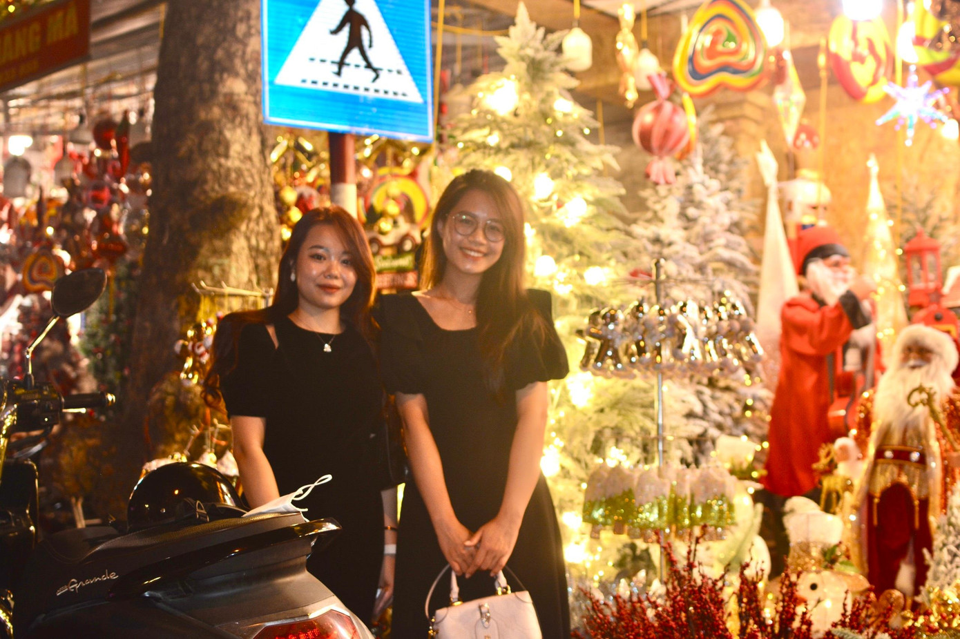Thu Trang cùng bạn đi dạo phố, chia sẻ: "Cứ có dịp lễ, hoặc tranh thủ thời gian rảnh rỗi, tôi đều lên đây. Nhờ những gian hàng rực rỡ, bọn tôi chọn được nhiều món đồ và chụp được nhiều bức ảnh đẹp".