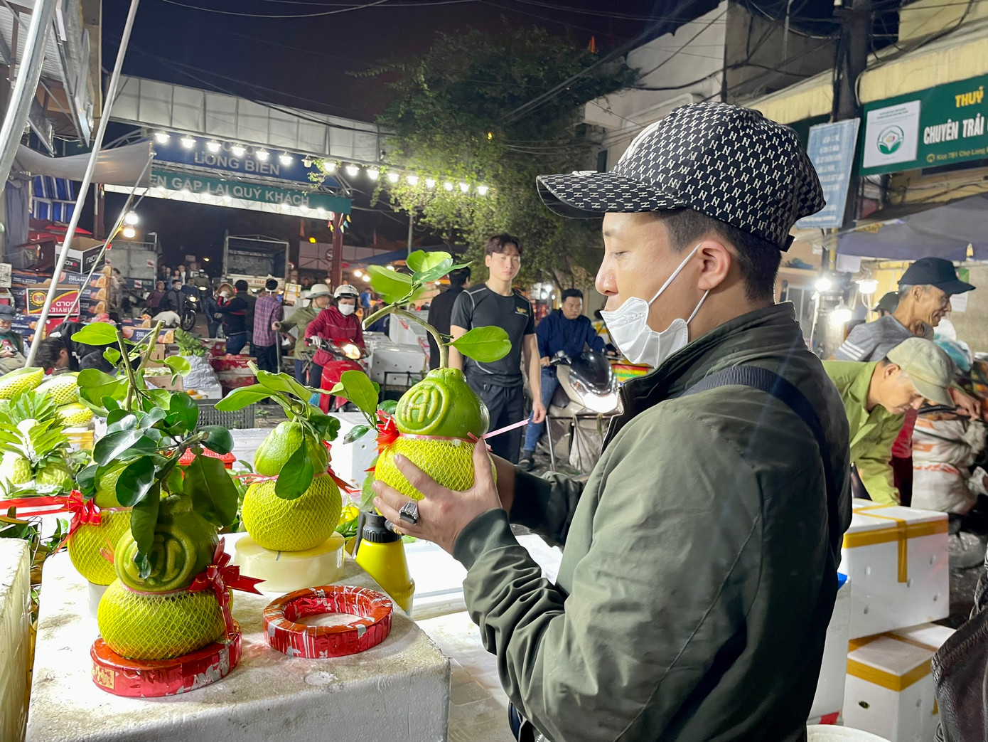 Cạnh đó, một cửa hàng bày bán bưởi da xanh tạo hình hồ lô, chữ tài lộc rất đẹp.