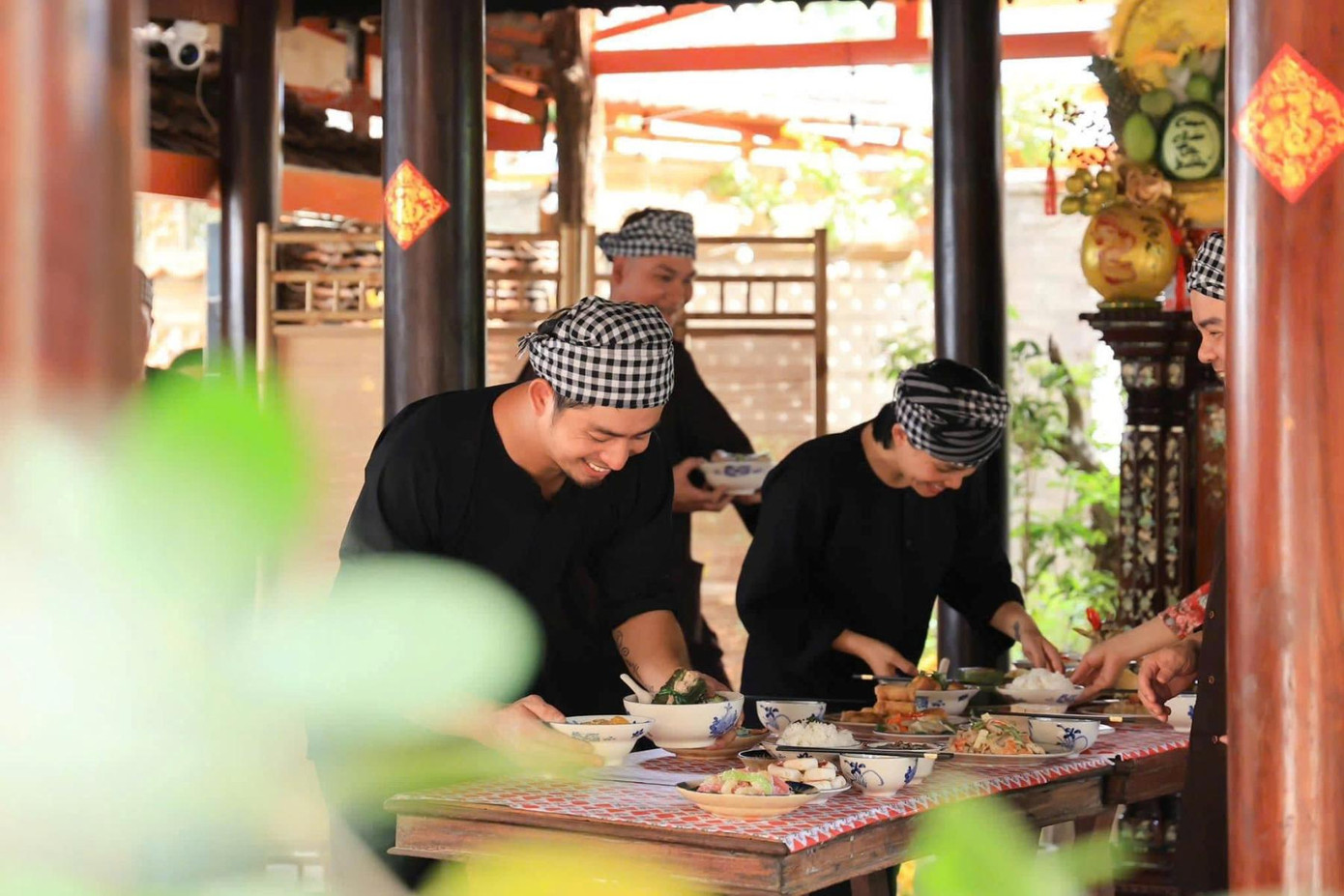 Nghệ nhân trình diễn quy trình làm bánh dân gian